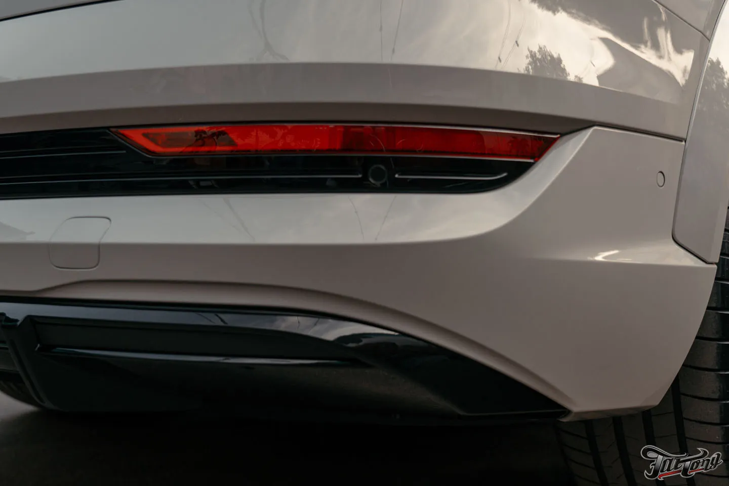 Оклеили Audi e-tron S глянцевым полиуретаном и сделали фирменный Шиномонтаж на вибростенде